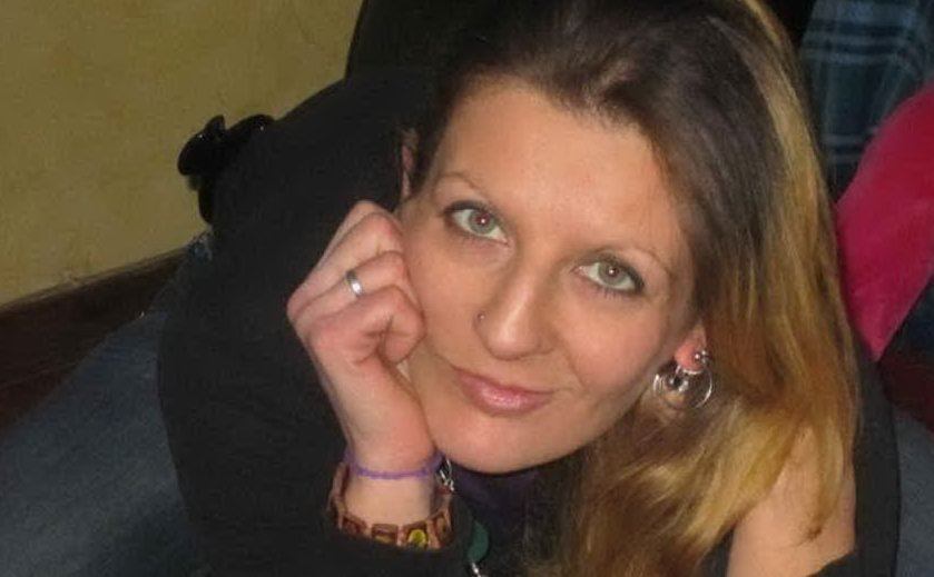 Um ataque de ciúmes foi o motivo para que Daniela Puddu (foto) fosse jogada pela janela da sua própria casa, em Fiorenzuola d'Arda, por seu marido, Dario Rizzotto. 

De acordo com o jornal L'Unione Sarda, Daniela mantinha contato com ex-namorados por meio de redes sociais. Isso teria enfurecido Rizzotto, que discutiu violentamente com ela. Depois de começar a agredir a mulher, ele a jogou pela janela e tentou encenar um suicídio para os policiais.

Rizzotto está preso  