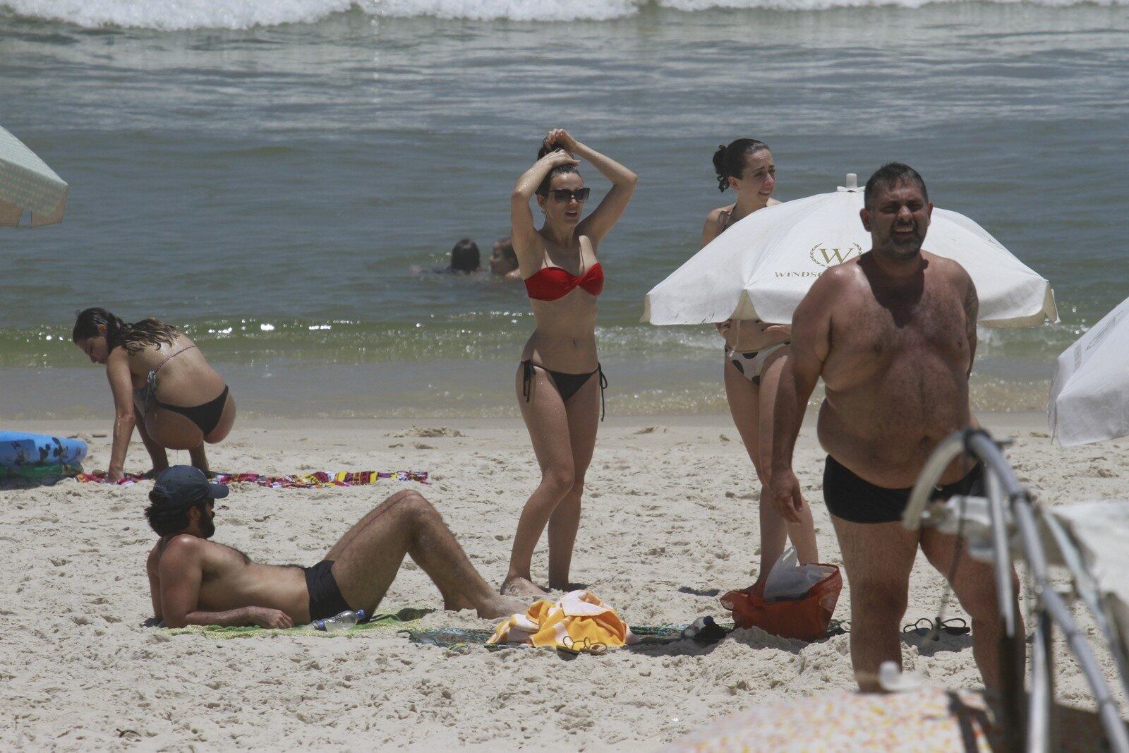 Bianca exibiu uma barriguinha chapada enquanto colocava a conversa em dia com os amigos