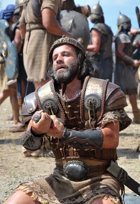 Saul se desesperou ao ver o filho gravemente ferido e se aproximou rapidamente. Ele segura o filho, que começa a perder suas forças. Antes de morrer, o soldado aperta a mão do pai e pede que ele faça as pazes com Deus