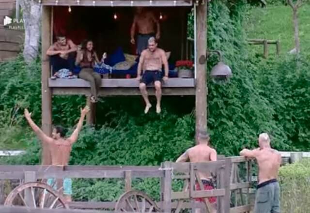 Evandro Santo

O ex-peão estava conversando com seus colegas da décima edição do reality, quando decidiu pular da casa da árvore normalmente. Só que a aventura não deu certo e ele até se machucou, mas não foi nada sério e, claro, que o peão não escapou das brincadeiras dentro e fora da sede! 