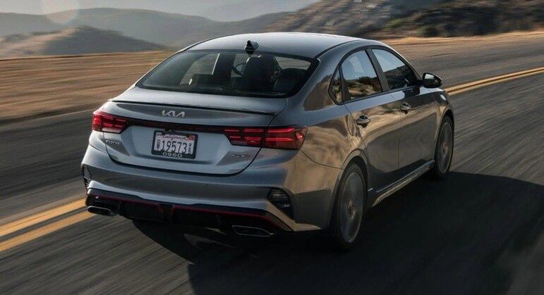 Traseira tem grandes faróis com uma assinatura luminosa em barras