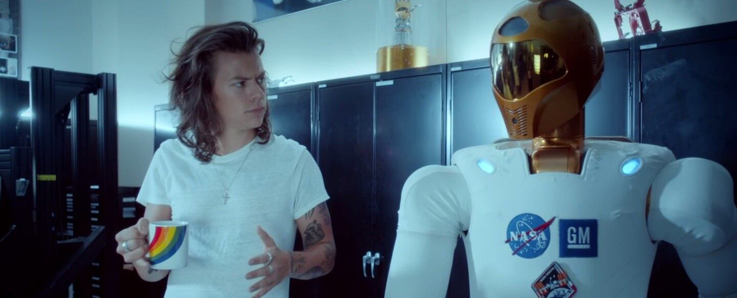 4) Quando o Harry bebeu nessa caneca fofa e a gente desejou forte ser esse robô