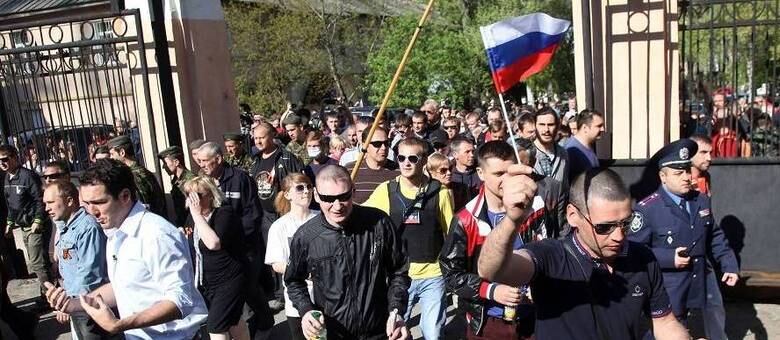 Com bandeiras, manifestantes gritavam que Donetsk é uma cidade russa