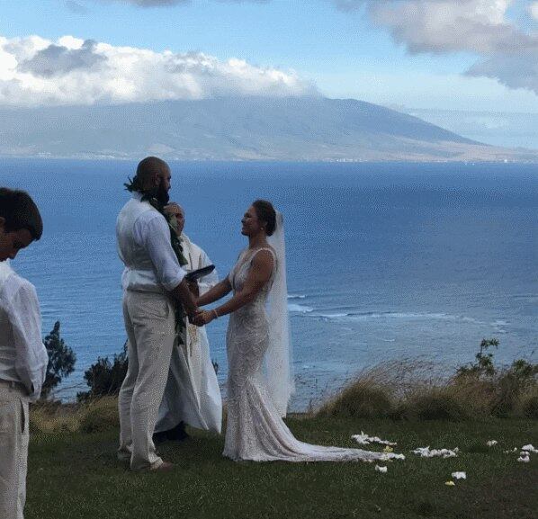 Rousey e Browne se casaram com o mar ao fundo e publicaram as fotos no Instagram com legendas apaixonadas