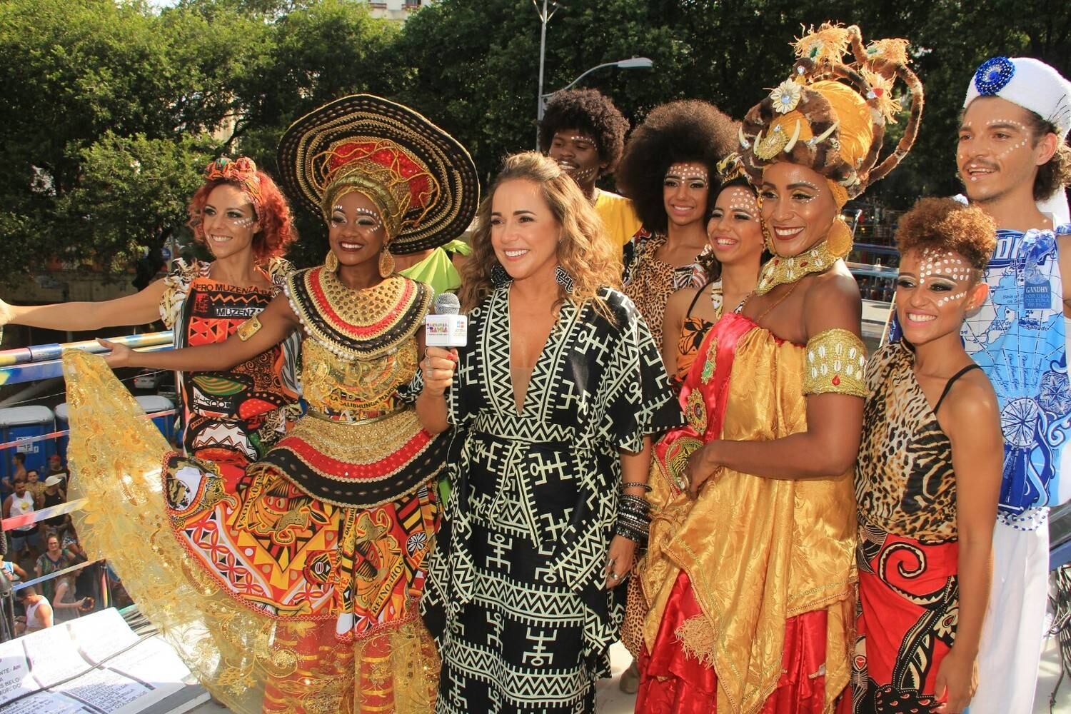 A cantora homenageou os blocos afro de Salvador e garantiu a festa durante toda a tarde