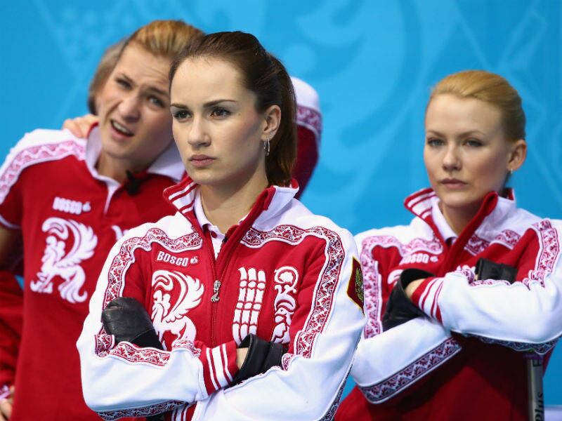 O dia também não foi nada bom para a seleção russa de curling. Consideradas algumas das atletas mais bonitas da competição, elas acabaram ficando fora da disputa por medalhas ao perderem para a Grã-Bretanha por 9 a 6