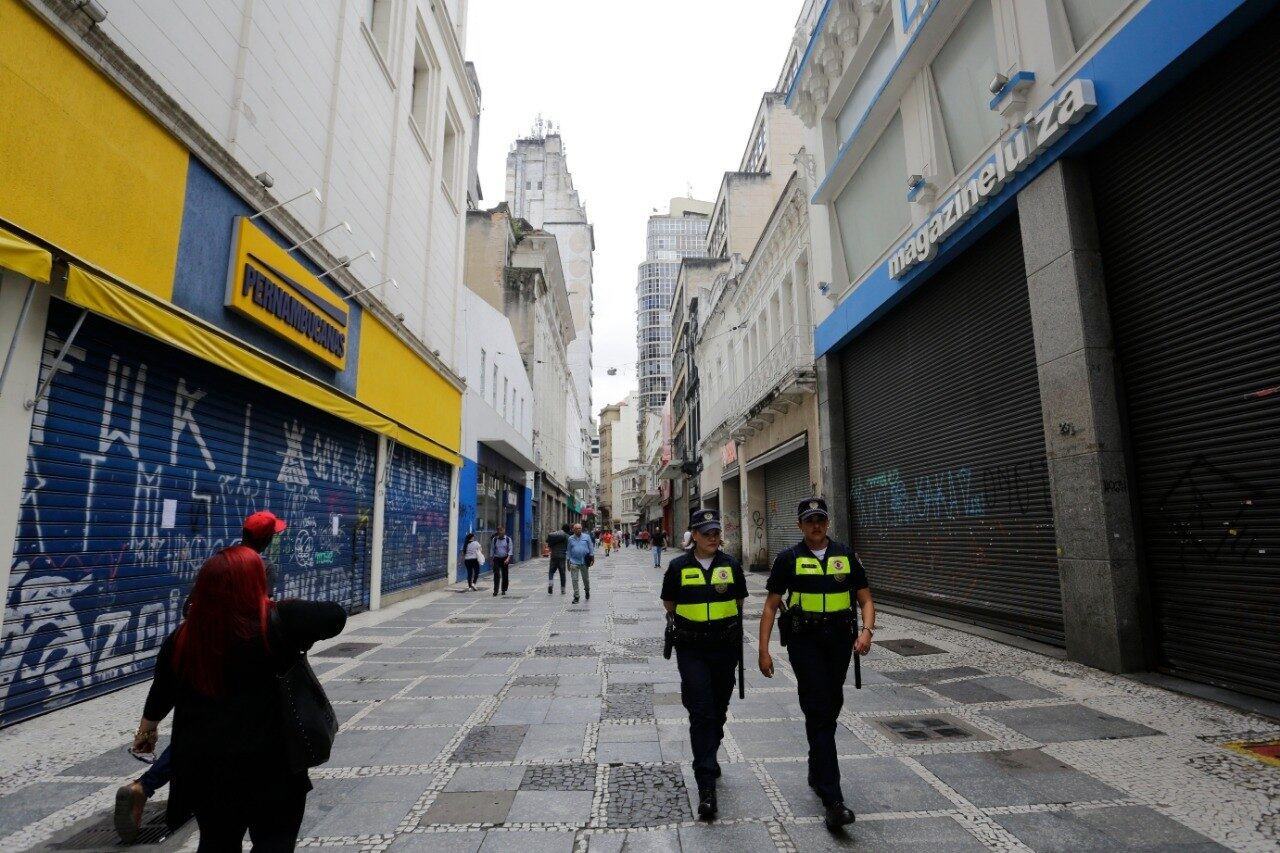 Comércio fechado na região central da cidade de São Paulo, na manhã desta sexta-feira, 20. Em decreto inédito, a Prefeitura de São Paulo determinou o fechamento do comércio de toda a cidade para tentar retardar o avanço do novo coronavírus. Lojistas estão proibidos de atender presencialmente o público por 15 dias, a partir desta sexta, 20. Locais que tenham como realizar entregas poderão funcionar.