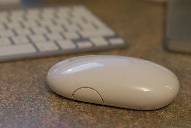 Ctrl + Click Se você clicar em algum link enquanto segura o Ctrl, ele
será aberto em outro link – assim como o botão Scroll. Além disso, serve para
selecionar outras coisas sem apagar sua seleção atual no Word