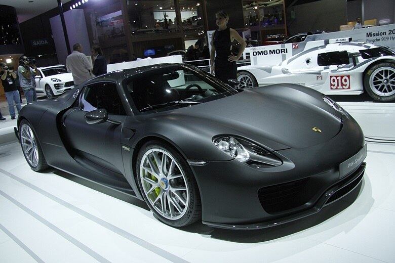 Na alemã Porsche, o astro é o superesportivo híbrido 918 Spyder, que custará nada menos que R$ 4 milhões — é o carro mais caro desta 28ª edição da feira. O modelo dispõe de 887 cv e arranca até 100 km/h em 2,6 segundos

Saiba tudo sobre carros! Acesse www.r7.com/carros
