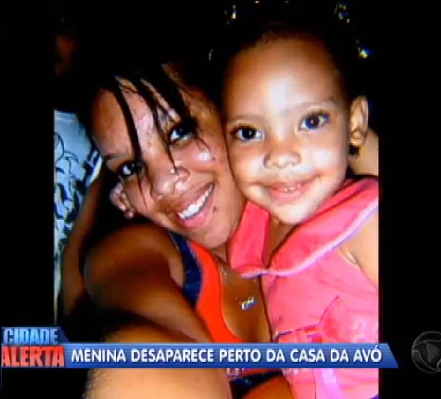 Naquela tarde, depois do almoço, Ana Julia voltou a brincar com as amiguinhas do lado de fora da casa. Antes de entardecer, sua avó a chamou para tomar banho, mas não encontrou a neta. A mulher perguntou para as crianças, porém, ninguém soube responder