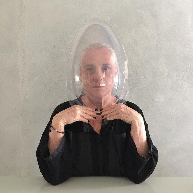 No início, Vera apresenta aos seus seguidores uma embalagem de ovo de Páscoa vazia