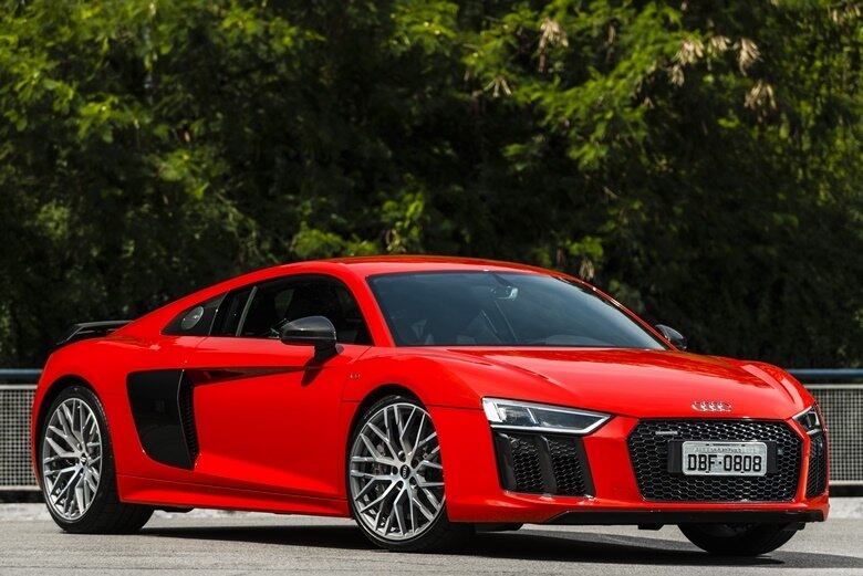 O Audi R8 é daqueles supercarros que você dificilmente vê ao vivo. Pilotar então, é para pouquíssimos. Aqui no Brasil, a marca das argolas mostrou o superesportivo em novembro de 2016, no Salão do Automóvel de São Paulo. Lá os fãs puderam ver de perto da máquina que, nas telonas, é pilotada por Tony Stark, o Homem de Ferro. Agora, as primeiras unidades da segunda geração do R8 já estão em solo brasileiro, ao preço de R$ 1.700.990