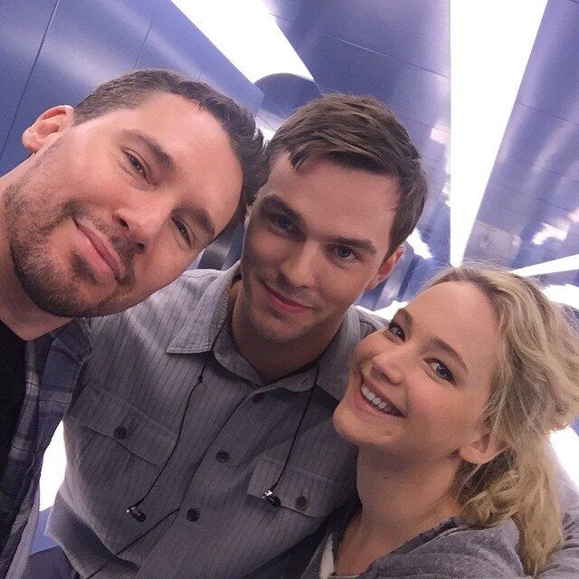 Ex-namorados, Nicholas Hoult e Jennifer Lawrence se reencontraram no set de filmagens de X-Men: Apocalipse. A atriz, que interpreta a Mística, já revelou que esta será a última vez que dará vida à personagem. Hoult, que esteve em Cannes no início da semana para promover Mad Max, interpreta Doutor Hank McCoy. O clique dos dois juntos foi publicado pelo diretor do filme, Bryan Singer