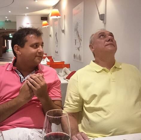 Geraldo e Marcelo aproveitaram para tomar vinho durante a viagem. Mas as fotos lado a lado não saíram como o apresentador do F queria