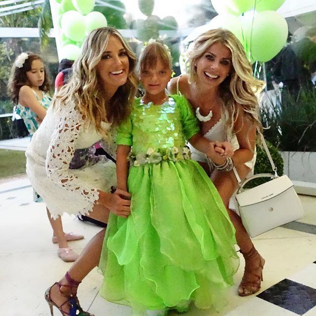 E, claro, Karina Bacchi posou com a amiga Ticiane Pinheiro e Rafinha