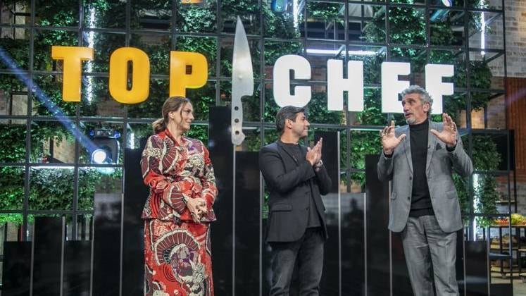 A terceira temporada foi especial para os jurados, principalmente
para Felipe e Emmanuel, que até chegaram a cozinhar com os participantes e protagonizaram um duelo de tirar o fôlego. O último episódio não será diferente e promete surpresas de tirar o fôlego!

A grande final do Top Chef Brasil 3 acontece nesta sexta-feira (10), logo após A Fazenda, a partir das 23h15

