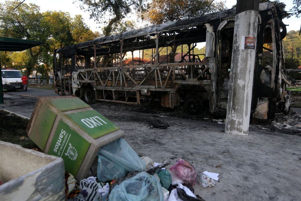 Ônibus queimado e lixo revirado são resultado da ação de torcedores santistas que não se conformam com a queda do time para a Série B