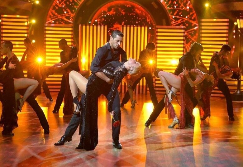Se você não ficou surpreendido com o Dancing Brasil da última quarta-feira (21), você não assistiu direito! Depois da apresentação de Xuxa e Leandro Lima, não faltam motivos para grudar na tela da Record TV. Com muita sensualidade, os dois dançaram pela primeira vez uma música inteira e juntos. A coreografia de tango arrancou aplausos da plateia. Veja um resumo da noite
