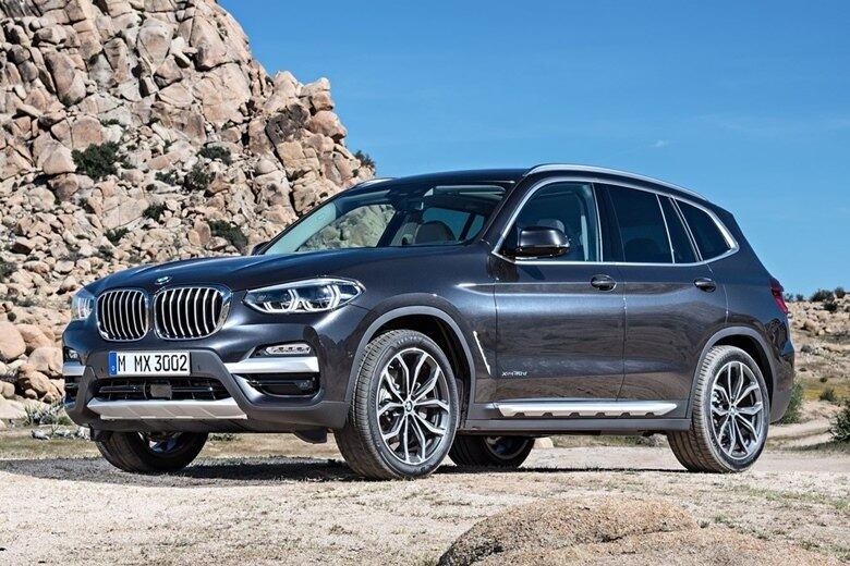 A BMW apresentou em Spartanburg, nos Estados Unidos, a terceira geração do X3, seu SUV médio de luxo. O modelo agora é feito sob a plataforma CLAR, a mesma dos Séries 5 e 7. A nova estrutura permitiu uma significativa redução de peso, em cerca de 100 kg, enquanto o chassis carrega o DNA da marca bávara, com mesmas proporções e distribuição igual para os dois eixos (50/50). O utilitário também passa a contar com sistemas de condução semi-autônoma, que controlam a direção. Veja nas fotos mais detalhes do novo X3, que já está confirmado para o Brasil