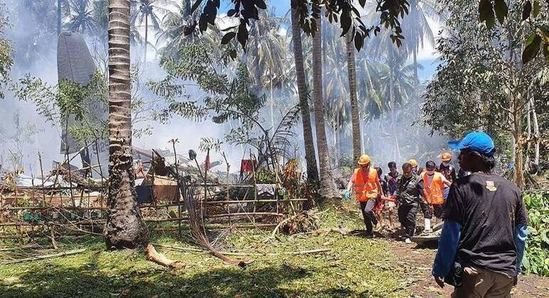 Sobe para 45 o número de mortos em queda de avião militar nas Filipinas