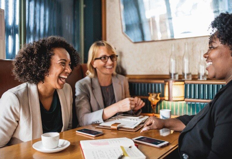 Há
casos, ainda que é possível ter uma conversa mais aberta com seu superior para
alinhar sua nova rotina. Entre em contato com ele quando sua licença estiver
chegando ao fim para juntos, definirem horários e logística. Todos sabem que
sua prioridade é seu filho e que você precisará entrar em contato com a sua
rede de apoio durante o dia. No entanto, busque fazer isso nos períodos mais
tranquilos, o que permitirá que você foque no trabalho nos momentos mais
críticos