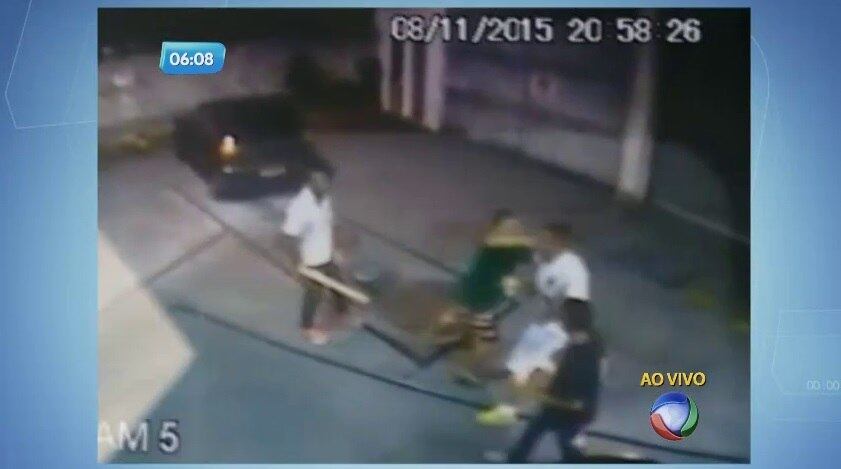 Imagens
chocantes mostram uma agressão dentro de um posto de gasolina na zona leste de São
Paulo. Dois homens foram agredidos por outros dois, que estavam com pedaços de
pau. Uma das vítimas está internada em estado grave