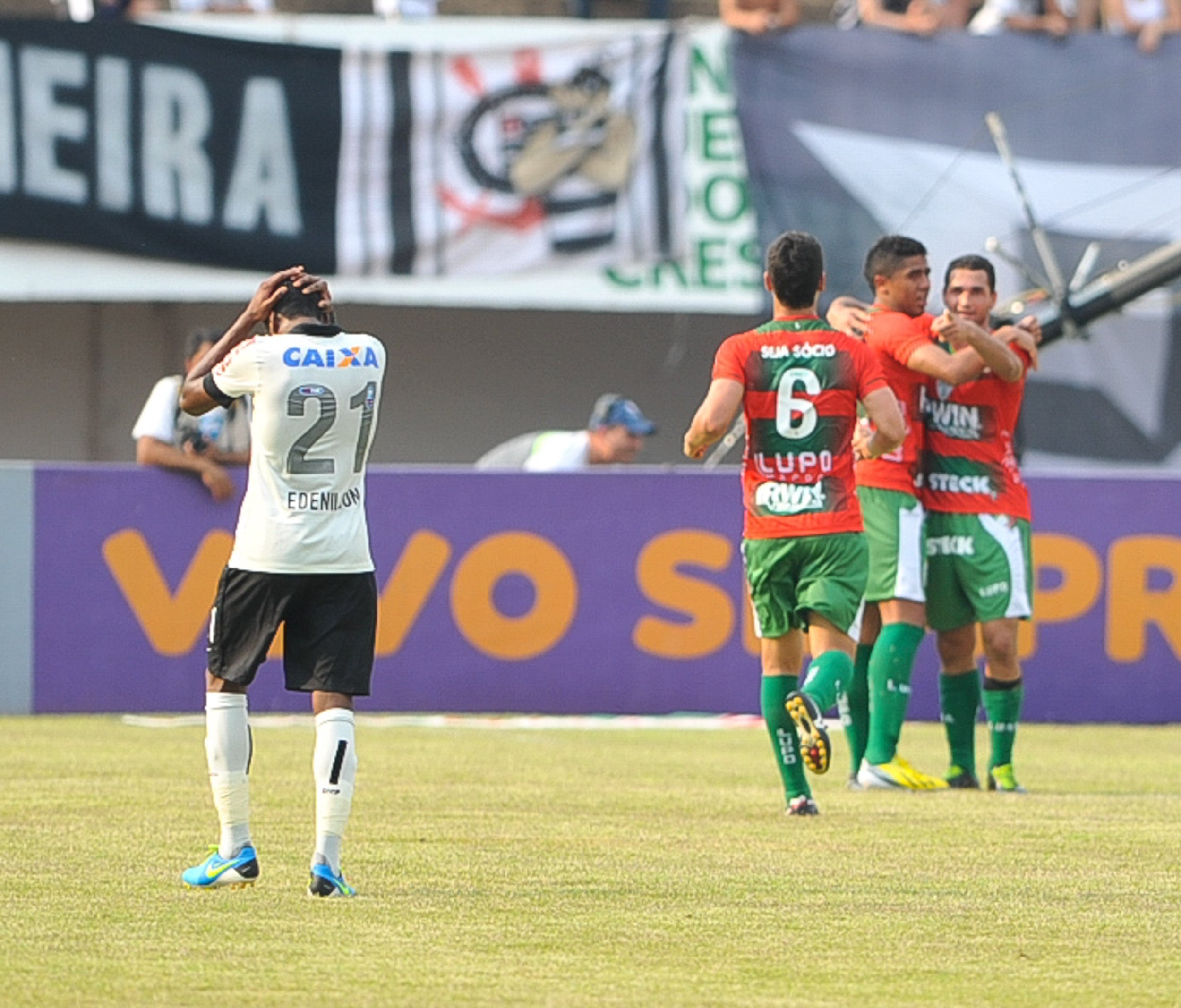 Durante um bom tempo o Timão não sofria uma dura goleada. A derrota por 4 a 0 para a Portuguesa, neste último domingo (29), agravou ainda mais a crise corintiana, que parece não ter fim. Cada vez mais o Corinthians se afunda no Brasileirão. Porém, esta não é a primeira vez que o clube alvinegro é massacrado. Relembre agora outros vexames corintianos
