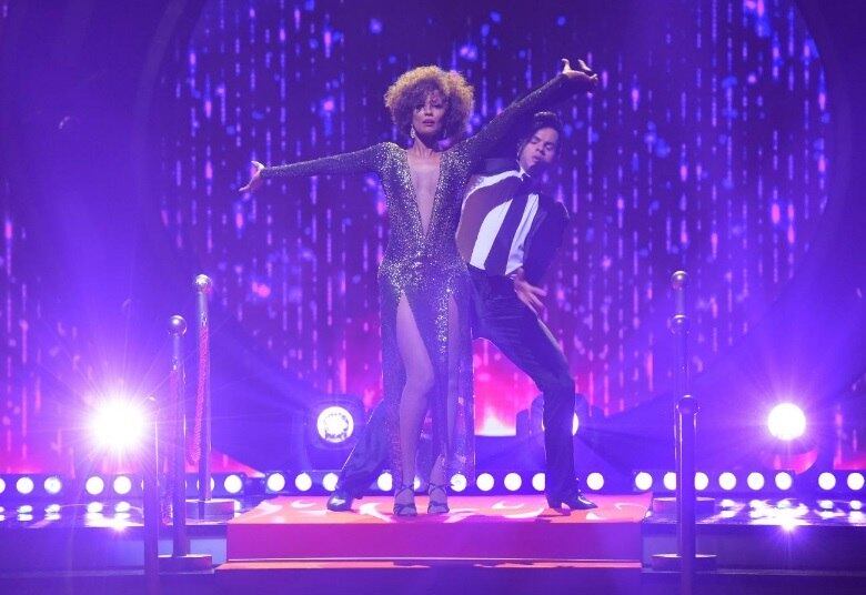 Com o tema de trilhas sonoras do cinema, a segunda apresentação da dupla foi marcada por uma coreografia emocionante de rumba. Eles dançaram ao som do clássico "I Will Always Love You", de Whitney Houston