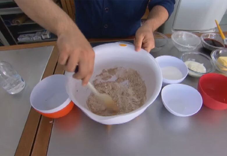 Para preparar o bolo de frutas vermelhas, você começa misturando os ingredientes secos: farinha de trigo, chocolate em pó, bicarbonato de sódio e uma pitada de sal

+ Da cobertura ao recheio: saiba o que é mito e verdade sobre os bolos e saboreie sem culpa

+ Mãe e filha tiveram a vida transformada por causa da produção de bolos. Veja!

+ Do brigadeiro ao pudim: conheça os doces que só existem no Brasil
