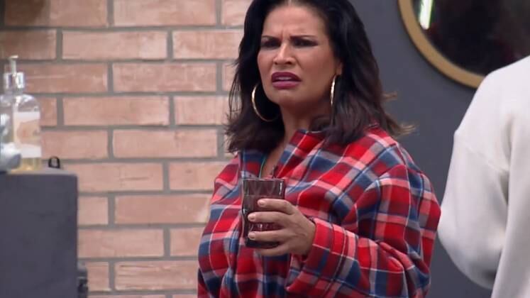 Eu, hein! 

A personalidade forte de Solange incomodou alguns peões. A escritora soltou diversos comentários afiados no reality. Após a formação da quarta Roça, a peoa tumultuou a sede e criticou Marina Ferrari e Sthefane Matos por a chamarem de preguiçosa. "Vocês podem continuar sendo plantas que a audiência é com a Solange", disparou a escritora. Na sede, a peoa também discutiu com Gui Araujo e Mileide Mihaile