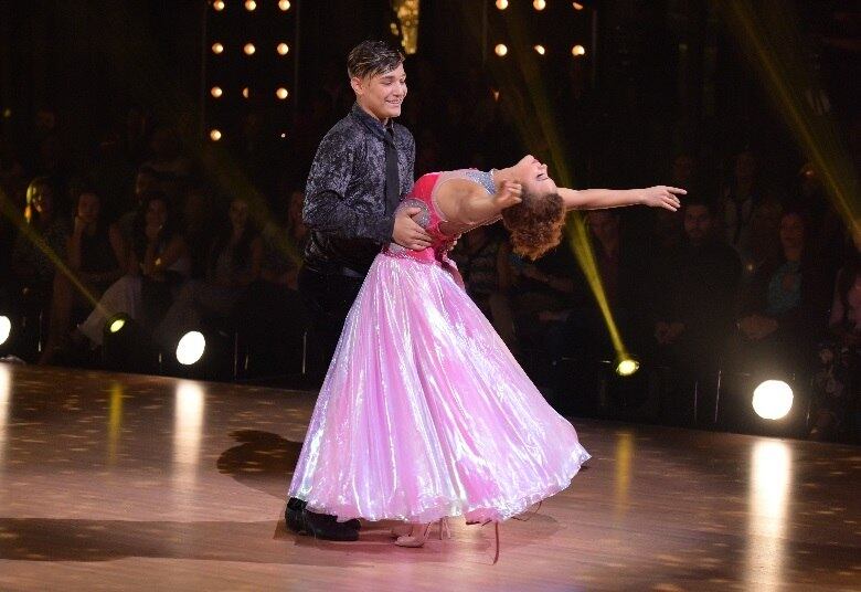 Na doçura e leveza da valsa, MC Gui e Bella mostraram evolução da primeira para a segunda semana. Com a clássica música Pela Luz Dos Olhos Teus, o casal deslizou pelo palco do Dancing Brasil 