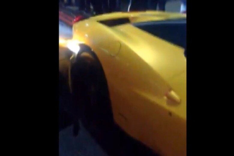 Pelas imagens é possível deduzir que o 458 Italia estava parado — possivelmente estacionado — quando foi atingido