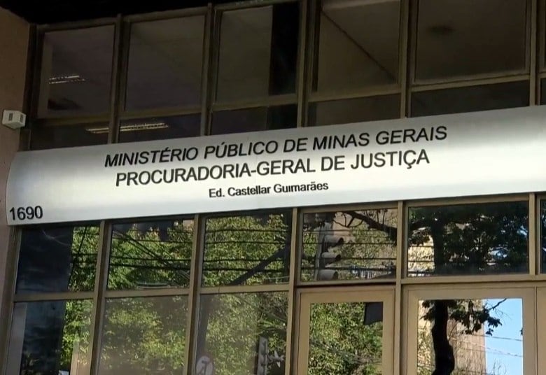O Ministério Público já recorreu da decisão da juíza que
inocentou o empresário. O promotor quer que ele vá a júri popular pela morte de
Rodrigo de Pádua. O pedido será analisado por três desembargadores e o
processo pode se arrastar por ao menos mais dois anos