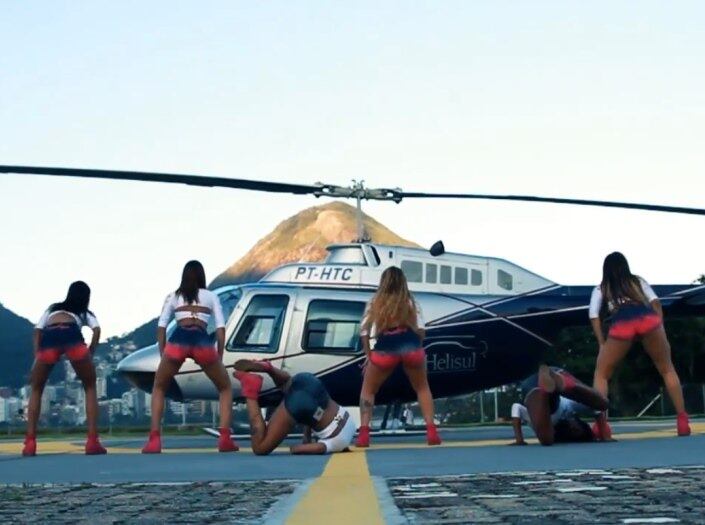 Agora, as meninas ficam de lado, fazem o quadradinho e fecham e abrem as pernas imitando a asa de uma borboleta 