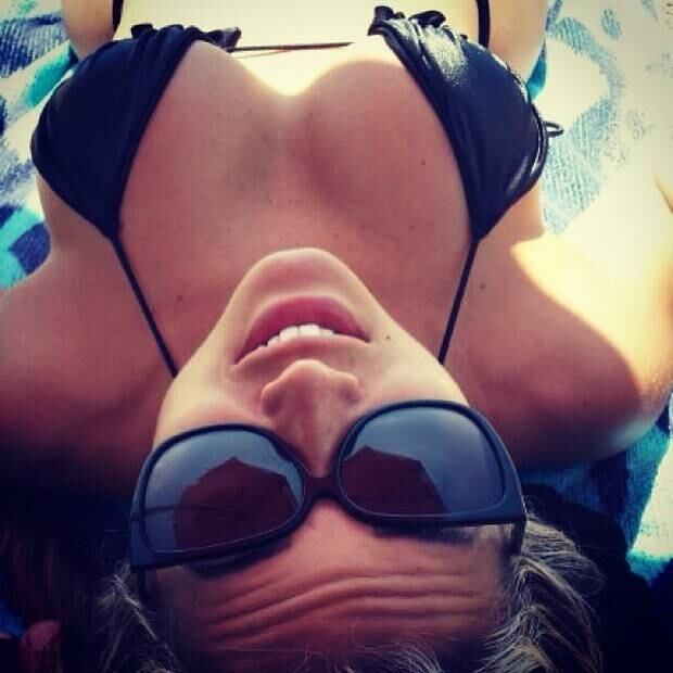 Romântico, Beto suspirou ao ver sua amada só de biquíni na praia. 
— Como a brisa do mar refresca esse meu olhar... Como o sol ilumina essa paisagem... Momentos mágicos com você... Aryane Steinkopf