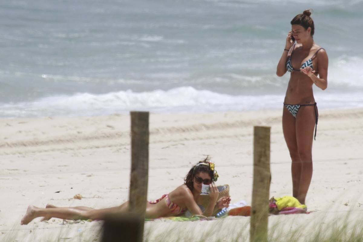 Thaila Ayala e Sophie Charlotte aproveitaram o sol para manter o bronzeado, na terça (7), na Barra da Tijuca