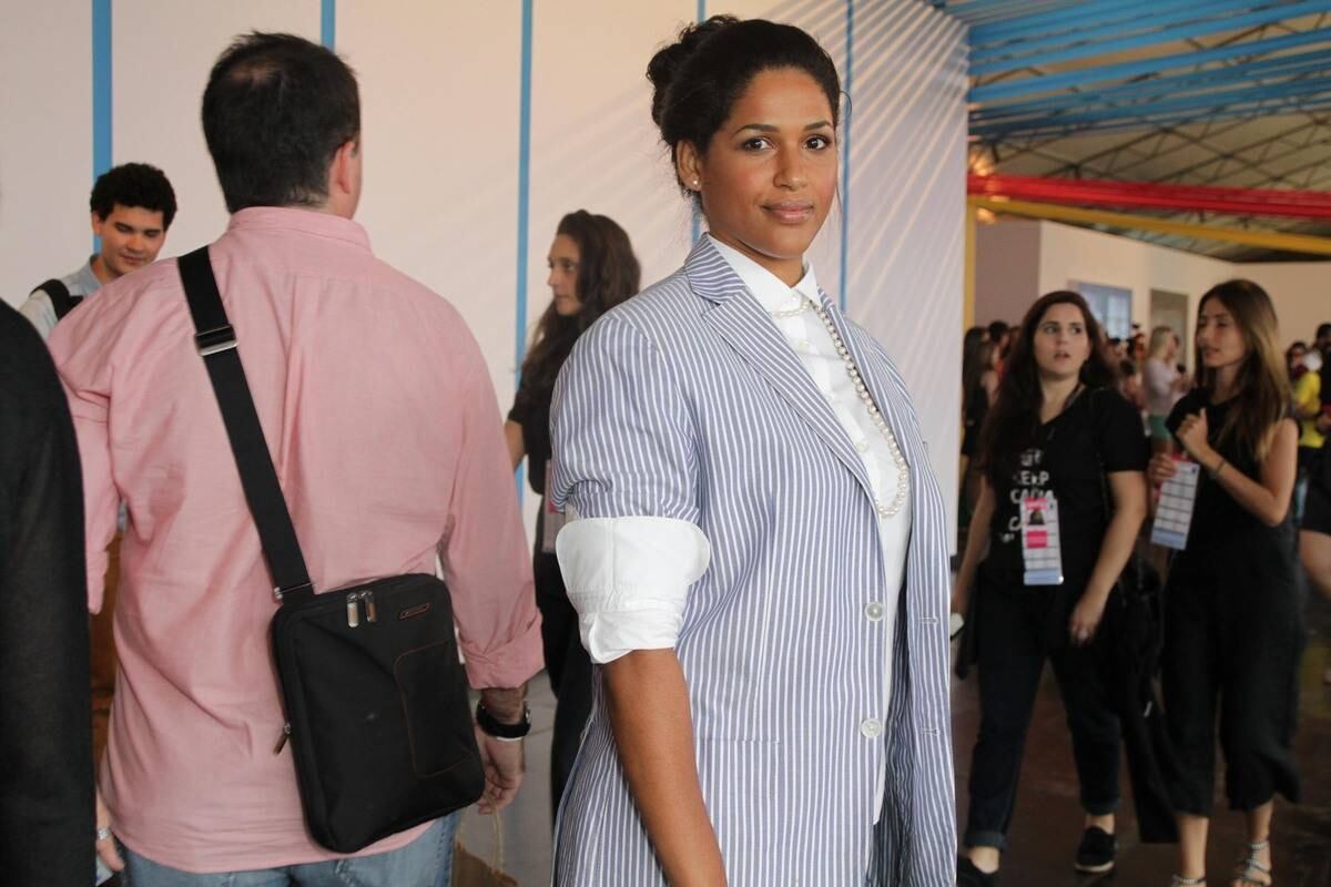 Alexandra Loras, mulher do cônsul francês, chega para o segundo dia de SPFW