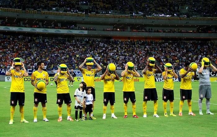 Atletas do Corinthians homenageiam Ayrton Senna, em Manaus