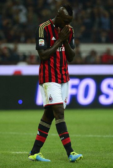 Balotelli ainda foi alvo de críticas do treinador Massimiliano Allegri, que mostrou que está cansado das molecagens do jogador.

— Sua atitude é errada, jogadores do Milan não devem ter um comportamento
semelhante. Mario errou, porque penaliza a equipe e os torcedores, e a
decisão de não entrar com recurso é clara. Ele deve crescer, não é mais
um menino, afirmou em entrevista ao jornal Gazzetta Dello Sport