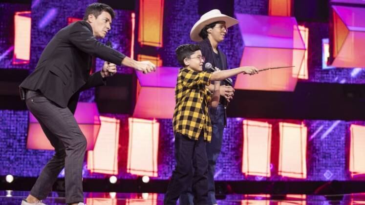 Teve até cosplay de personagem! Davi, da dupla Felipe Aguiar e Davi, recebeu uma varinha de Rodrigo Faro para fazer uma brincadeira no palco. E não é que ele ficou parecido com o Harry Potter!