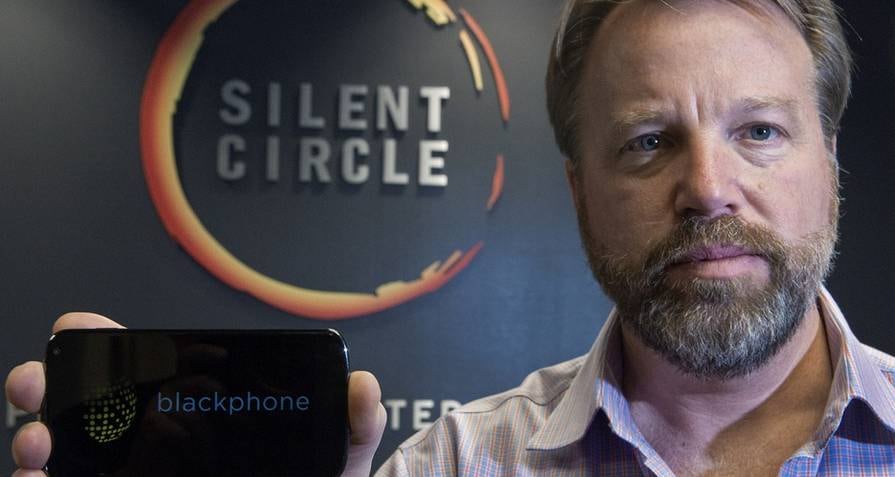 Blackphone: o celular que protege sua privacidade
O Blackphone, um novo conceito de smartphone tem como foco a privacidade e proteção do usuário. O celular, porém, não está livre de ser examinado por agências de espionagem, como a NSA. Os produtores do novo telefone, que serão revelados nesta segunda-feira (24), no Mobile World Congress, em Barcelona, prometem que o smartphone é o mais seguro do mercado