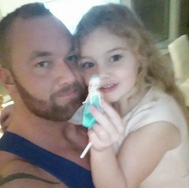 Esta é a filha do grandalhão. Ela é a 'princesinha' do Instagram do fortão
