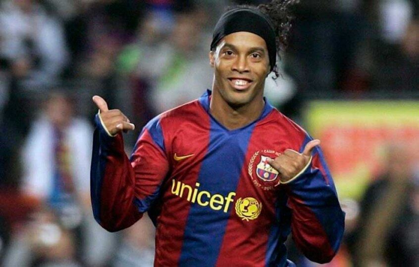 Ronaldinho comemora gol pelo Barcelona