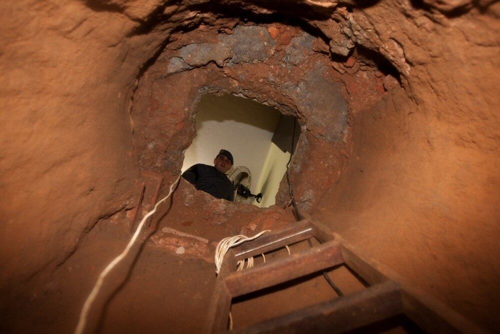 Brasil, São Paulo, SP. . Túnel subterrâneo, de cerca de 500 metros, que já havia alcançado o subsolo do cofre de uma agência bancária no centro da cidade de São José dos Campos (SP) e que foi encontrado pela Polícia Militar. Há 15 dias, funcionários da agência localizada na Avenida Dr. Nelson D'Ávila começaram a ouvir barulhos vindos do chão e chamaram a polícia, que passou a fazer incursões nas galerias de água e esgoto. Na madrugada seguinte, os policiais encontraram o túnel. Ninguém foi preso. O túnel aproveitava trechos de galerias pluviais a partir de uma casa com isolamento acústico, na Rua Antônio Saes.
