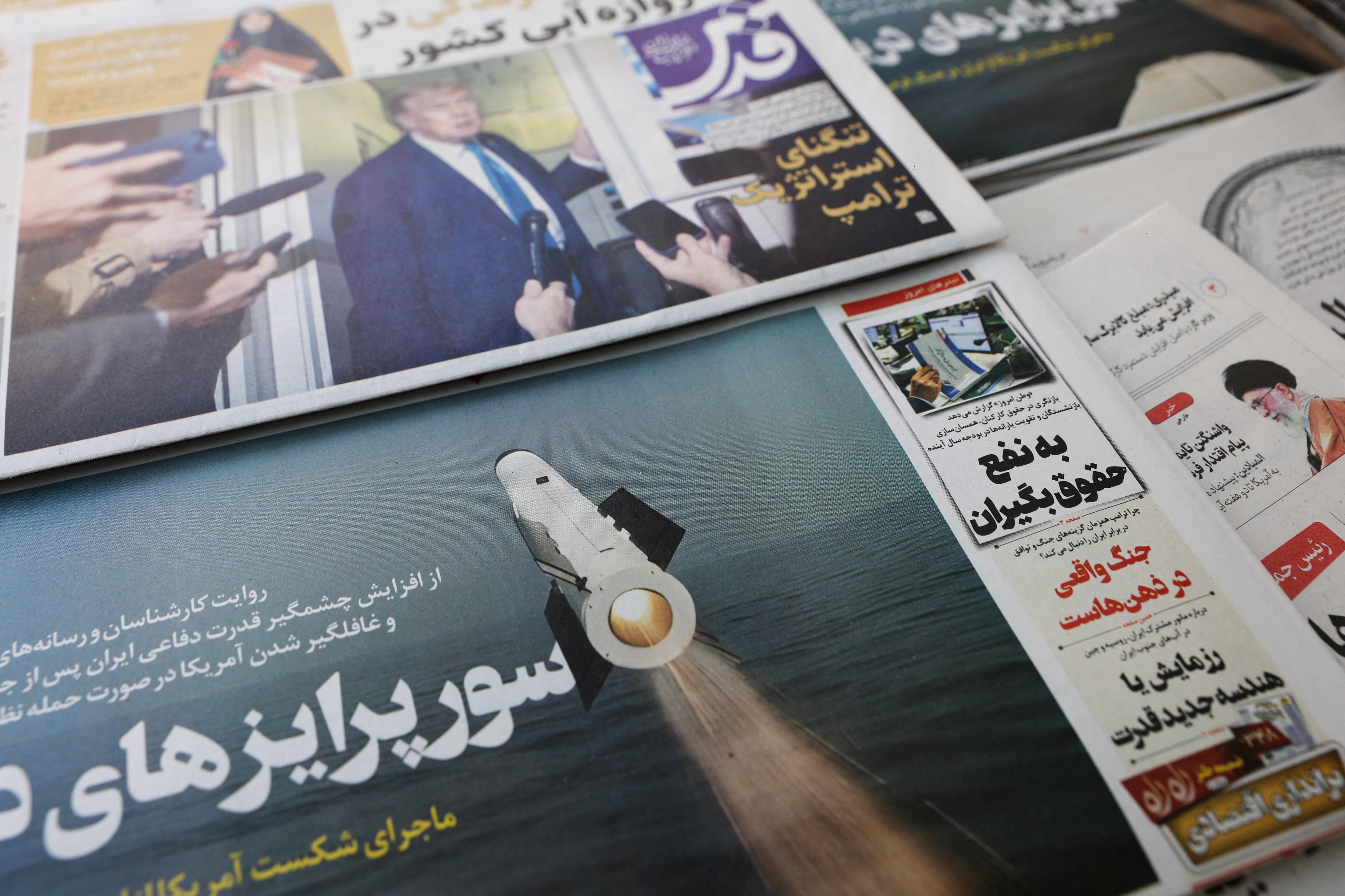 Jornal iraniano com foto de capa de míssil iraniano em Teerã