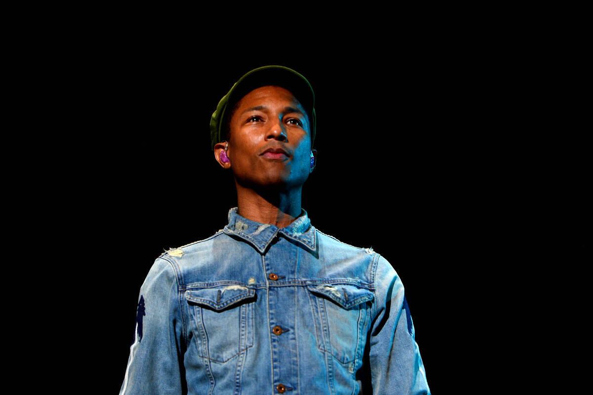 Aparentemente, uma programação eletrônica travou no meio da música. Nas redes sociais, acusaram o cantor de fazer playback, o que não ficou confirmado