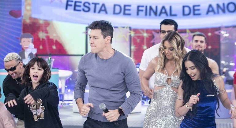 O Vai dar Namoro, do Hora do Faro, voltou com tudo em 2022! O quadro, que fez história e marcou época com memes e cantadas, ganhou uma versão mais moderna e engraçada. Entre habilidades esquisitas, bizarrices, cantadas e beijos, a atração continua fazendo sucesso e divertindo o público que acompanha o programa. Veja alguns momentos que ficarão na memória!