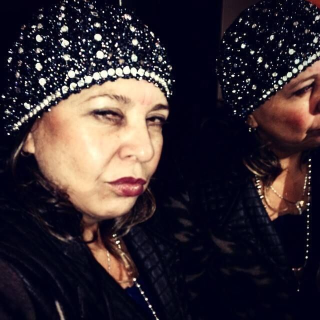 Ela não dorme de touca, mas se joga na noite com uma peça toda trabalhada nos brilhos, arrematada pela duck face (para quem não entende do riscado: é assim que se chama esse biquinho que o pessoal faz nas selfies)