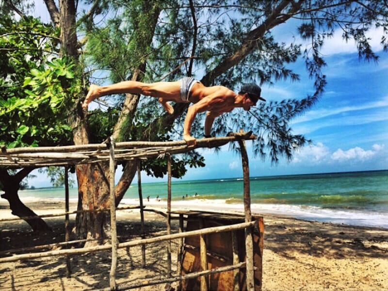 João Côrtes praticava muay thay com o objetivo de adquirir força muscular. Ao ver vídeos de calistenia na internet, surgiu o interesse pela modalidade esportiva. Começou treinando sozinho, até conhecer o grupo Alcateia. Em um ano e meio de treino, João afirma ser atraído pela variação e forma dos movimentos. 

— Você pode inventar exercícios, manobras e variar entre os explosivos, a isometria e free style.

Sua pretensão é levar o atual hobby para o mundo profissional.

— Estou montando um grupo e queremos disseminar a modalidade

