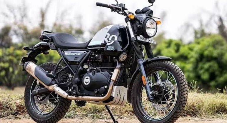 Rodas são de 19 polegadas na dianteira e 17 na traseira